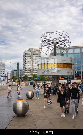 Berlino, Germania - 29 giugno 2022: Orologio mondiale ad Alexanderplatz, l'ex centro della città di Berlino Est. Puntamento sarcastico della leadership comunista Foto Stock