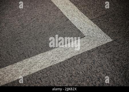 Un'immagine ad alto angolo di strisce dipinte di bianco sulla strada Foto Stock