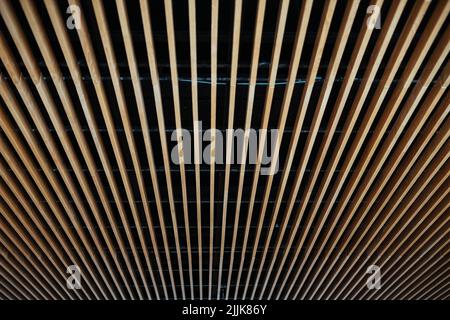 Un angolo basso di un soffitto con pannelli in legno Foto Stock