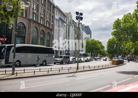 Berlino, Germania - 29 giugno 2022: Vista da Breitscheidplatz alla Kurfürstendamm. Vista sulla strada in una delle strade più famose di Berlino, il Kurfür Foto Stock