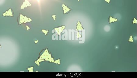 Immagine di alberi di natale su luci e sfondo verde Foto Stock