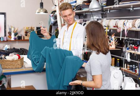 Abbigliamento personalizzato per i clienti Foto Stock