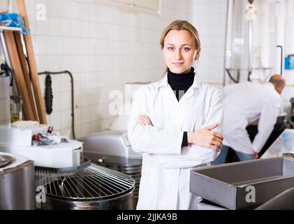 Donna positiva in piedi con scatola di turron Foto Stock