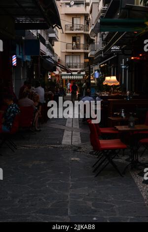 Una strada stretta e magica nella città di Rodi Foto Stock