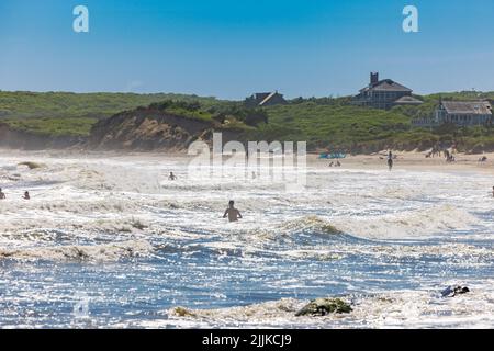 Persone che godono la spiaggia e l'oceano a Ditch Plains Foto Stock