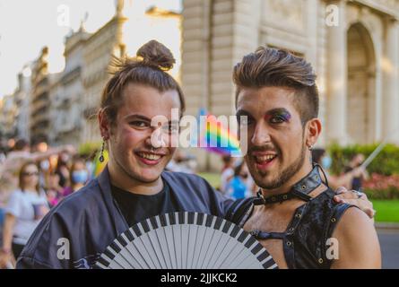 Un paio di ragazzi transgender che si posano per la macchina fotografica in una sfilata gay Pride a Valencia, Spagna Foto Stock