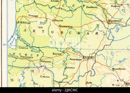 Primo piano della Lituania CCP + zona di Kaliningrad e Suwalki Gap nel 1968 carta dell'atlante scolastico russo dell'era sovietica della regione baltica sotto il controllo di Mosca. Foto Stock