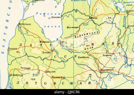 Primo piano dalla Lettonia dell'era sovietica CCP + riga (capitale), Golfo di riga e Lituania settentrionale sulla mappa dell'atlante della scuola di lingua russa della regione baltica del 1968. Foto Stock