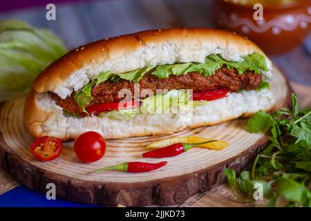 seekh kabab shawarma roll, salsa di pomodoro e bevanda vista dall'alto di cibo arabo di strada su sfondo di legno Foto Stock