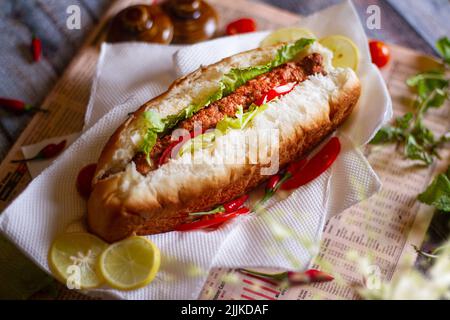 seekh kabab shawarma roll, salsa di pomodoro e bevanda vista dall'alto di cibo arabo di strada su sfondo di legno Foto Stock