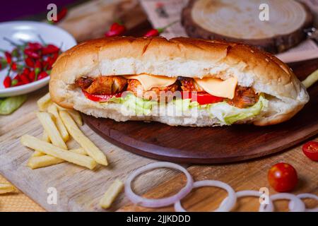 pollo tikka roll, salsa di pomodoro e drink vista dall'alto di cibo arabo di strada su sfondo di legno Foto Stock