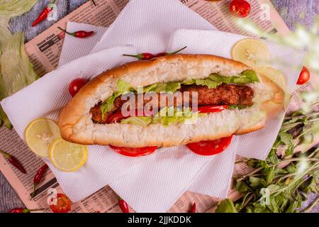 seekh kabab shawarma roll, salsa di pomodoro e bevanda vista dall'alto di cibo arabo di strada su sfondo di legno Foto Stock