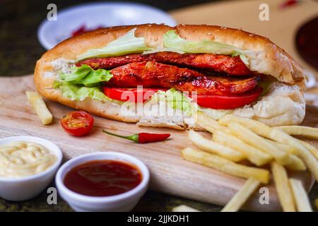 grill pollo roll, salsa di pomodoro e drink vista dall'alto di arabo cibo di strada su sfondo di legno Foto Stock