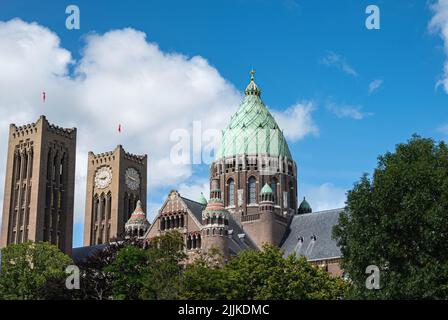 La cattedrale Basilica di Sint-Bavo è la cattedrale della diocesi di Haarlem Amsterdam. La chiesa si trova nel distretto di Houtvaartkwartier Foto Stock