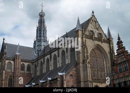 La grande chiesa (grote kerk), chiamata anche Sint Bavokerk sul grande mercato (grote markt) nella città di Haarlem Foto Stock