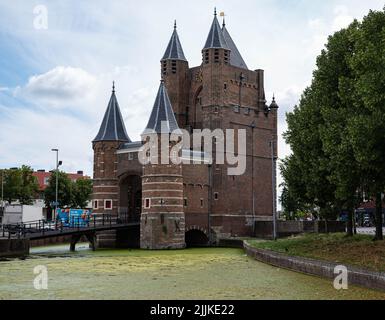 Amsterdamse Poort (porta di Amsterdam), ex Spaarnwouderpoort, a Haarlem. L'Amsterdamse Poort è un cancello della città di Haarlem dal 1486. Foto Stock