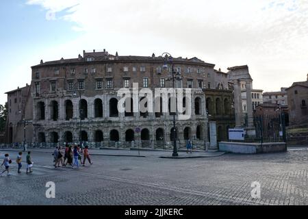 Una bella vista delle persone a piedi e anfiteatro romano in Italia Foto Stock