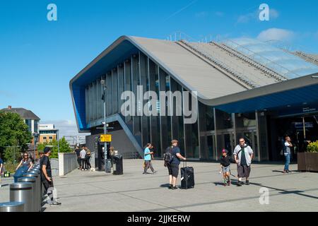 Reading, Berkshire, Regno Unito. 24th luglio 2022. Fuori dalla stazione ferroviaria di Reading. Oltre 40.000 lavoratori ferroviari sono previsti per sciopero mercoledì 27th luglio 2022 oltre la loro retribuzione. Credit: Maureen McLean/Alamy Foto Stock