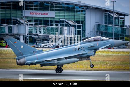 Laage, Germania. 27th luglio 2022. Un Eurofighter decollo dalla base aerea per un volo verso l'Estonia. Un totale di quattro aerei da combattimento saranno schierati come parte della missione di lunga data della NATO per fornire sicurezza aerea agli stati baltici sul fianco orientale dell'alleanza militare. Il velivolo di Tactical Air Squadron 71 'Richthofen' volerà missioni da Ämari (Estonia) nelle prossime settimane. Credit: Jens Büttner/dpa/Alamy Live News Foto Stock