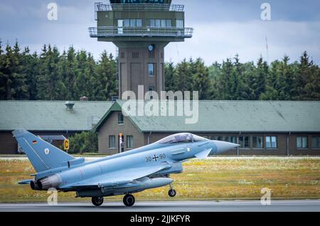 Laage, Germania. 27th luglio 2022. Un Eurofighter decollo dalla base aerea per un volo verso l'Estonia. Un totale di quattro aerei da combattimento saranno schierati come parte della missione di lunga data della NATO per fornire sicurezza aerea agli stati baltici sul fianco orientale dell'alleanza militare. Il velivolo di Tactical Air Squadron 71 'Richthofen' volerà missioni da Ämari (Estonia) nelle prossime settimane. Credit: Jens Büttner/dpa/Alamy Live News Foto Stock