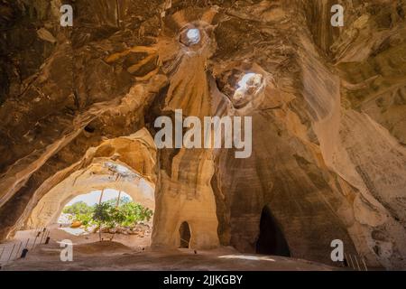 Bet Guvrin, Israele - 21 luglio 2022: Vista delle grotte Bell, antiche cave, nel Parco Nazionale di Bet Guvrin, Israele centro-sud Foto Stock