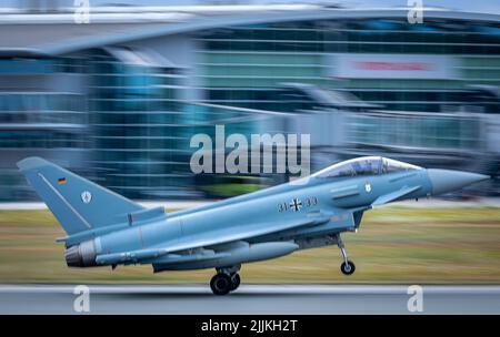 Laage, Germania. 27th luglio 2022. Un Eurofighter decollo dalla base aerea per un volo in direzione dell'Estonia. Un totale di quattro aerei da combattimento saranno schierati come parte della missione di lunga data della NATO per fornire sicurezza aerea agli stati baltici sul fianco orientale dell'alleanza militare. Il velivolo di Tactical Air Squadron 71 'Richthofen' volerà missioni da Ämari (Estonia) nelle prossime settimane. Credit: Jens Büttner/dpa/Alamy Live News Foto Stock