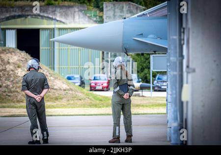 Laage, Germania. 27th luglio 2022. Un Eurofighter taxi fuori da un hangar alla base aerea per decollo su un volo verso l'Estonia. Un totale di quattro aerei da combattimento saranno schierati come parte della missione di lunga data della NATO per fornire sicurezza aerea agli stati baltici sul fianco orientale dell'alleanza militare. Il velivolo di Tactical Air Wing 71 'Richthofen' volerà missioni da Ämari (Estonia) nelle prossime settimane. Credit: Jens Büttner/dpa/Alamy Live News Foto Stock