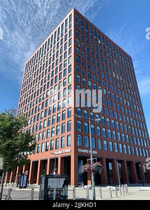 Reading, Berkshire, Regno Unito. 24th luglio 2022. Il nuovo edificio della Torre del Tamigi vicino alla stazione ferroviaria di Reading. Credit: Maureen McLean/Alamy Foto Stock