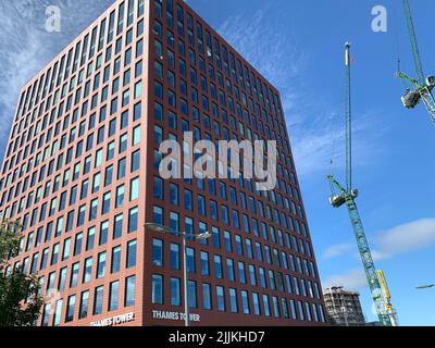 Reading, Berkshire, Regno Unito. 24th luglio 2022. Il nuovo edificio della Torre del Tamigi vicino alla stazione ferroviaria di Reading. Credit: Maureen McLean/Alamy Foto Stock