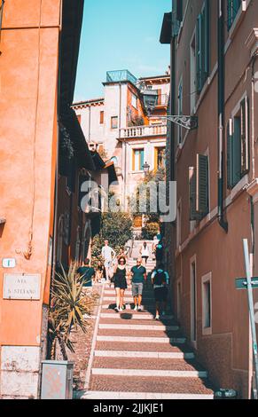 Un colpo verticale di una trafficata scalinata di una strada a Verona, in primavera o in estate Foto Stock