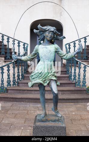 Statua di bronzo saltando ragazza (1987) di James Butler al Monte Palace Gardens, Madeira, Portogallo Foto Stock