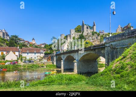 11th secolo castello in rovina sulla cima di sperone roccioso, che domina il fiume in Angles-sur-l'Anglin, Vienne (86), Francia. Foto Stock