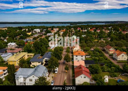 Traffico aereo nei sobborghi della città di Mariehamn, estate ad Aland, Finlandia Foto Stock