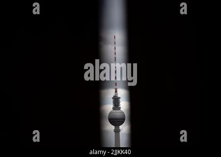 Berlino, Germania. 27th luglio 2022. Tra due acciai di un'opera d'arte si può vedere la torre della televisione. Credit: Paul Zinken/dpa/Alamy Live News Foto Stock