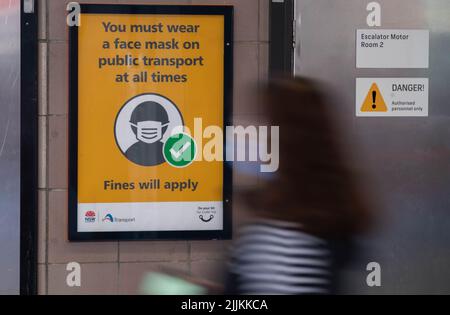 Sydney, Australia. 27th luglio 2022. Il 27 luglio 2022, presso una stazione ferroviaria di Sydney, Australia, viene visualizzato un avviso mascherato. Quasi la metà di tutti gli adulti in Australia mostra segni di avere avuto COVID-19 negli ultimi tre-sei mesi, secondo un nuovo rapporto nazionale. I risultati, rilasciato il Mercoledì, ha rivelato che da metà giugno 46,2 per cento delle persone di età compresa tra 18 e 89 anni aveva catturato il virus nei mesi precedenti, un enorme salto dal precedente studio alla fine di febbraio, quando circa il 17 per cento degli adulti sembrava essere stato recentemente infettato. Credit: HU Jingchen/Xinhua/Alamy Live News Foto Stock