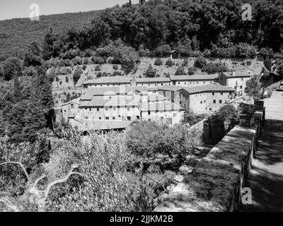 Una scala di grigi degli edifici del Convento de le celle nei boschi - Cortona, Italia Foto Stock