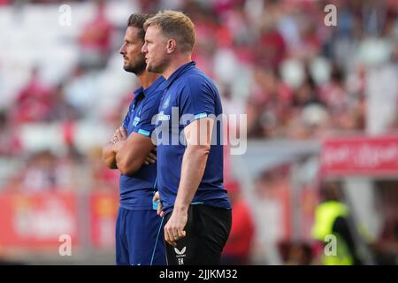 Lisbona, Portogallo. 25 luglio 2022, il direttore del Newcastle United Eddie Howe durante la partita Pre-Season friendly Eusebio Cup tra SL Benfica e Newcastle United FC disputata all'Estadio da Luz il 25 luglio 2022 a Lisbona, Portogallo. (Foto di Bagu Blanco / PRESSINPHOTO) Foto Stock