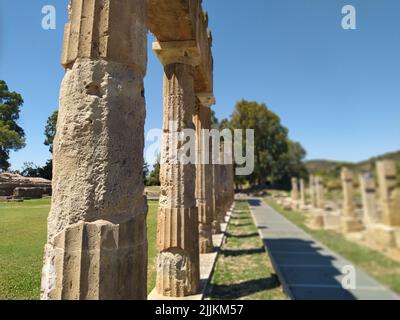 Una vista laterale delle rovine del tempio di Artemis a Brauron (Vravrona) in Attica, Grecia Foto Stock