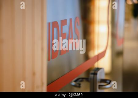 Parole idee su un vetro in un moderno edificio di uffici Foto Stock