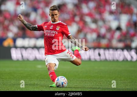 Lisbona, Portogallo. 25 luglio 2022, Alejandro Grimaldo di Benfica durante la partita pre-stagione friendly Eusebio Cup tra SL Benfica e Newcastle United FC disputata a Estadio da Luz il 25 luglio 2022 a Lisbona, Portogallo. (Foto di Bagu Blanco / PRESSINPHOTO) Foto Stock