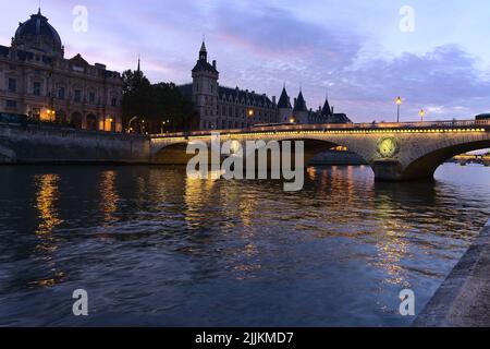 Una bella vista sul ponte Pont au Change la sera a Parigi, Francia Foto Stock