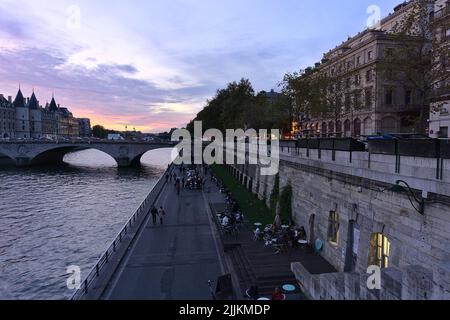 Una bella vista sul ponte Pont au Change la sera a Parigi, Francia Foto Stock