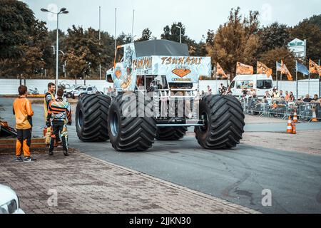 Il monster truck al Lagrin's Action Sport Team show a Lohne, Germania. Foto Stock