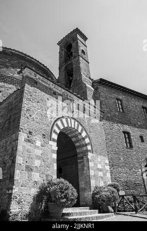 Un filmato nero bianco della Cappella di San Galgano a Montesiepi in Italia Foto Stock