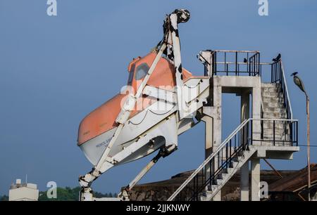 Il lifboat dispiega il meccanismo nel forte di Galle. Procedura di lancio di Lifboat Davit. Foto Stock