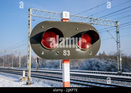 Segnali di attraversamento a livello ferroviario nel villaggio di Rogow nella contea di Brzeziny in Lodzkie voivodato di Polonia Foto Stock