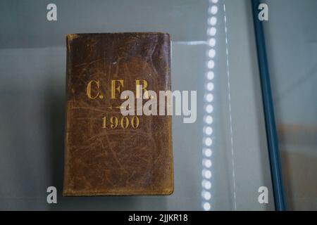 Vecchi pezzi storici in un museo di Iasi Romania Foto Stock
