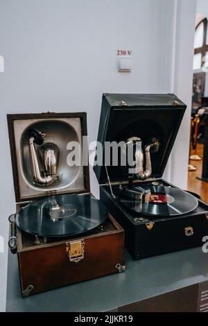 Vecchi pezzi storici in un museo di Iasi Romania Foto Stock
