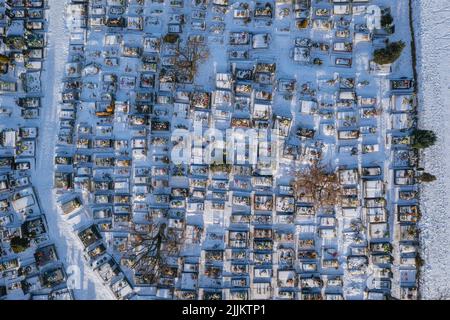 Cimitero nel villaggio di Rogow nella contea di Brzeziny, Lodzkie Voivodato nella Polonia centrale Foto Stock