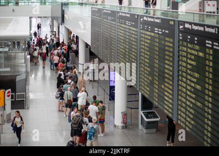 Monaco di Baviera, Germania. 27th luglio 2022. A causa dello strike dei dipendenti Lufthansa, l'aeroporto di Monaco è molto più vuoto del solito. La maggior parte dei voli è stata cancellata. Verdi ha chiesto lo sciopero di avvertimento per lottare per migliori condizioni di lavoro e salari più elevati per 20,000 dipendenti Lufthansa in tutta la Germania. (Foto di Alexander Pohl/Sipa USA) Credit: Sipa USA/Alamy Live News Foto Stock